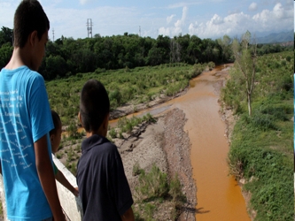Dado que el río está contaminado, los pobladores tienen prohibido el consumo y...
