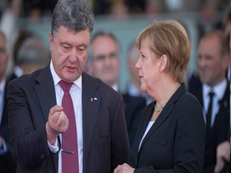 Poroshenko por su parte insistió en su plan de paz para el convulso este del país....
