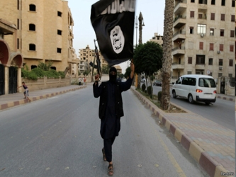 El grupo Estado Islámico proclamó un califato desde el norte de Siria hasta el este...