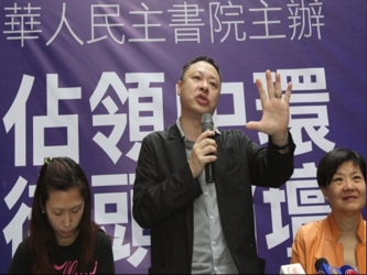Chin, un miembro de un movimiento llamado Occupy Central que ha amenazado con bloquear el distrito...