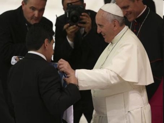 Maradona fue una de las 400 personas que asistieron a una audiencia papal especial para futbolistas...