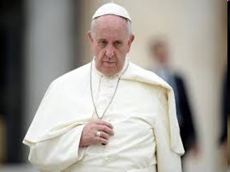 El pontífice comenzó su breve visita al norte de Italia rezando en un cementerio...