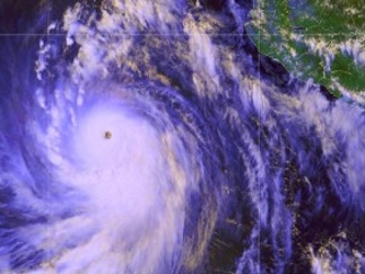 Los huracanes categoría 1 reportan vientos entre 118 y 153 kilómetros por hora, que...