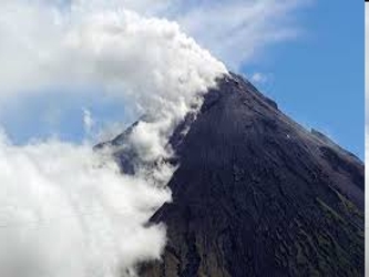 Según estimaciones de las autoridades, en la zona amenazada por una erupción...