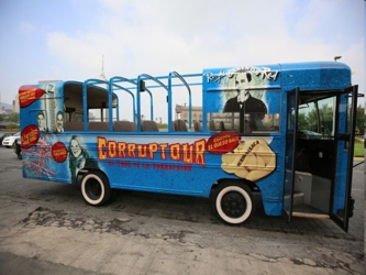 El Corruptour es un bus turístico que muestra las supuestas fechorías que se han...