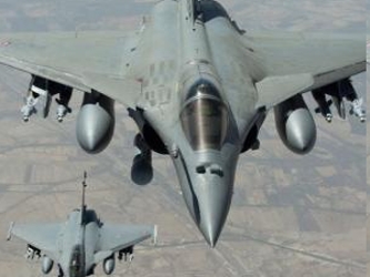 La acción militar francesa, que sigue a los bombardeos aéreos estadounidenses en el...