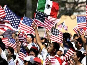 Dentro del grupo de hispanos, los que no son ciudadanos estadunidenses reportan un nivel de...
