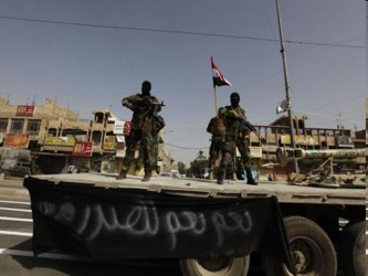 Los combatientes del EI tomaron el consulado turco en Mosul, en el norte de Irak, el 11 de junio, y...