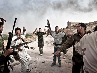 Una contraofensiva iniciada por fuerzas kurdas obligó a los yihadistas a retirar una gran...