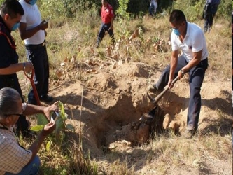 En conferencia de prensa, el fiscal guerrerense informó que los 28 cuerpos exhumados fueron...