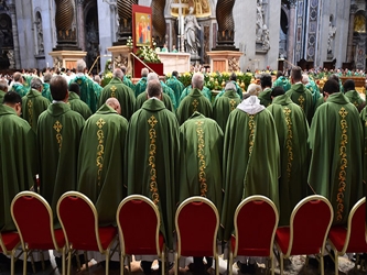 Tras una apertura ceremonial el domingo, unos 200 obispos de todo el mundo se sentaron con el...