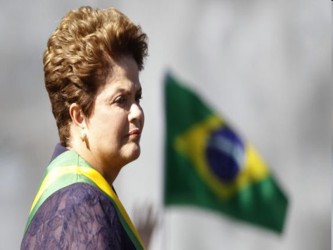 Rousseff acusa a la candidatura de Neves de espolear estas delaciones y de utilizarlas como...