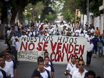 Los normalistas de Ayotzinapa asesinados en Iguala emanan desde las fosas donde se han encontrado...