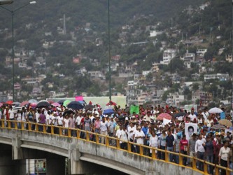 La marcha de Acapulco la encabezaron los padres de los alumnos desaparecidos. "Venimos a que...