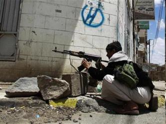 Houthis chiíes y partidarios del partido suní Islah se enfrentaron en el centro de...