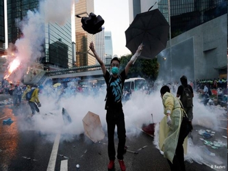 En el barrio comercial de Mong Kok, en la península de Kowloon, escalaron las tensiones...