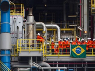 Rousseff volvió a negar hoy haber estado al tanto de los desvíos en Petrobras, los...