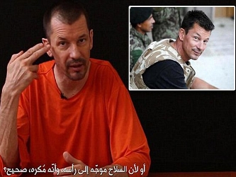 Cantlie, de 43 años, imita el estilo de los periodistas de televisión occidentales y...