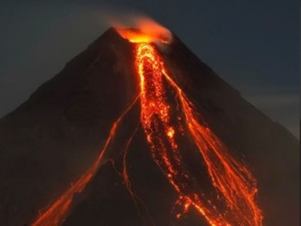 El volcán, a unos 50 kilómetros de la capital San José, lanzó cenizas y...