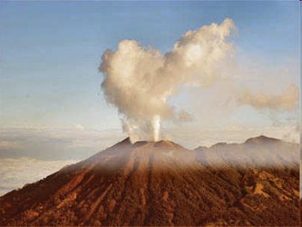 El volcán, ubicado en un parque nacional y centro de atracción turística,...
