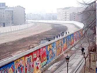 El Muro se extendía por 155 kilómetros de la frontera entre Berlín occidental...