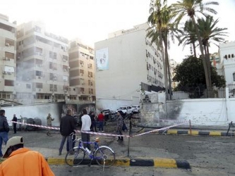 Un testigo de Reuters dijo que la bomba colocada en la embajada egipcia dañó...