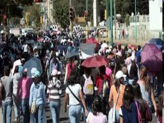Por la mañana, familiares de los 43 alumnos de la Normal Rural de Ayotzinapa desaparecidos...