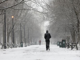 Algunas áreas del estado de Nueva York sumaban otros 60 centímetros de nieve al metro...