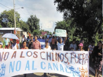 Portando banderas azul y blanco de Nicaragua y pancartas con el lema 