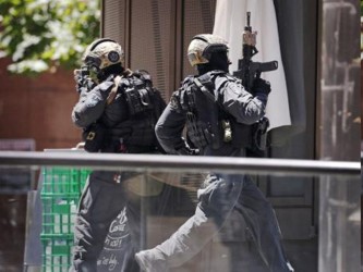 La policía, incluyendo fuerzas paramilitares, acordonó varias cuadras alrededor de la...
