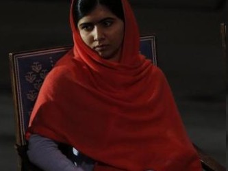 Un combatiente talibán disparó en la cabeza a Malala, de 17 años, cuando la...