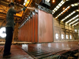 La producción de cobre refinado de China, que representa un 45 por ciento de la demanda...