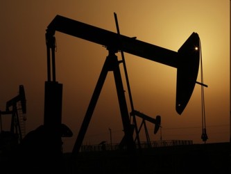 Según operadores, el petróleo también fue presionado por un reporte de...