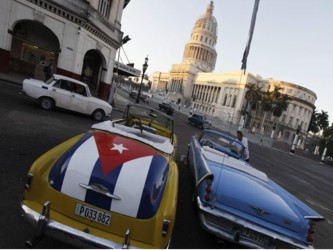 Hay 12 categorías de personas autorizadas a viajar, incluidos los familiares de cubanos,...
