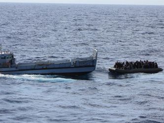 Las autoridades griegas pidieron la intervención de la guardia costera italiana,...
