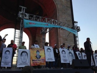 Según ellos, las armas confiscadas en el estado de Guerrero, donde desaparecieron los...
