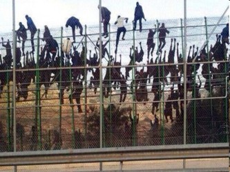 Unos 40 inmigrantes quedaron encaramados a la valla al no lograr superar los obstáculos que...
