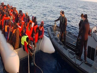 La Marina rescató a 286 personas en dos barcos que se encontraban en dificultades ante la...