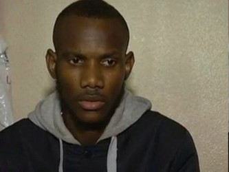 El refugiado de Mali, de 24 años, recibió su nuevo documento de identidad de manos...