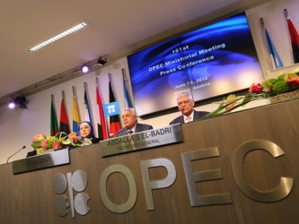 Mientras la producción de la OPEP se ha mantenido estable en 30 millones de barriles diarios...