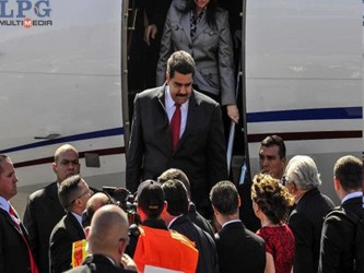 Rodeado de su escolta personal, Maduro descendió del avión de la Fuerza Aérea...