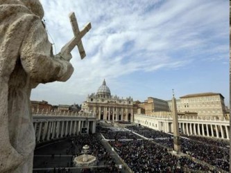 Como cada semana, fieles y peregrinos llegados a Roma procedentes de todas las partes del mundo,...