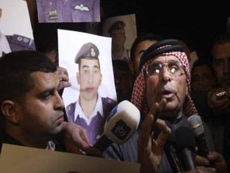 En el video, difundido en Internet, no se hace ninguna mención al piloto jordano, Muath al...