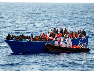 Unos 700 inmigrantes fueron rescatados ante las costas de Libia tras varias intervenciones...