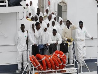 La guardia costera italiana en Roma dijo que los barcos de rescate habían hallado seis botes...