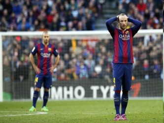 Con la derrota, el Barca se quedó en 56 unidades, a un punto del líder Real Madrid,...