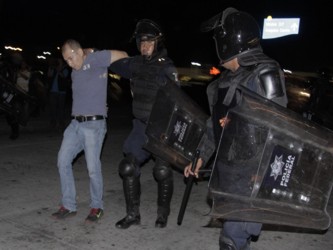 Los policías respondieron con el uso de toletes y gas lacrimógeno contra los...