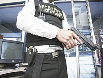 La posibilidad de que agentes de otros países porten legalmente armas en México es un...