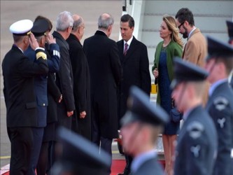 Peña Nieto llegó hoy a Londres acompañado de su esposa Angélica Rivera...