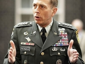 El Departamento de Justicia indicó hoy que Petraeus había alcanzado un acuerdo para...
